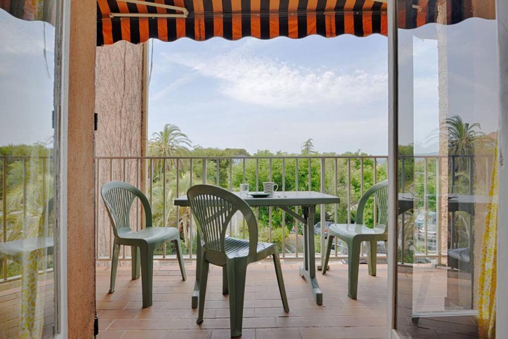 St-Cyr - Studio Avec Balcon, Vue Mer Et Proche Plage Apartment Saint-Cyr-sur-Mer Bagian luar foto